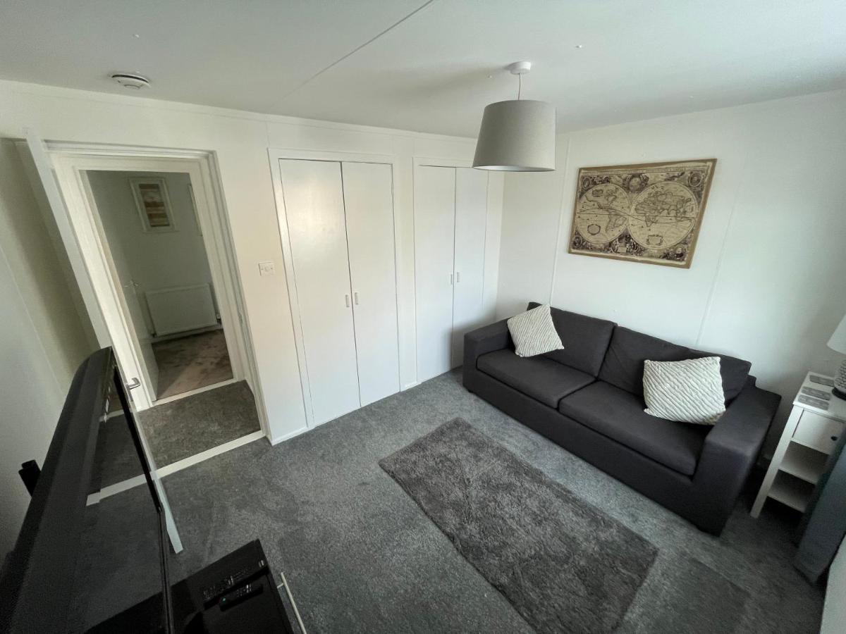 1-Bedroom Semi-Detached Chalet In Uddingston, Glasgow Eksteriør billede