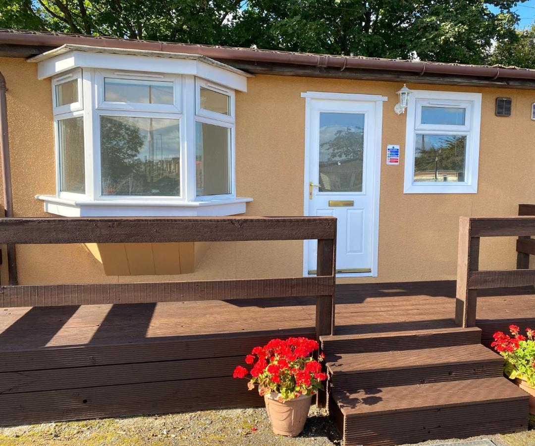 1-Bedroom Semi-Detached Chalet In Uddingston, Glasgow Eksteriør billede