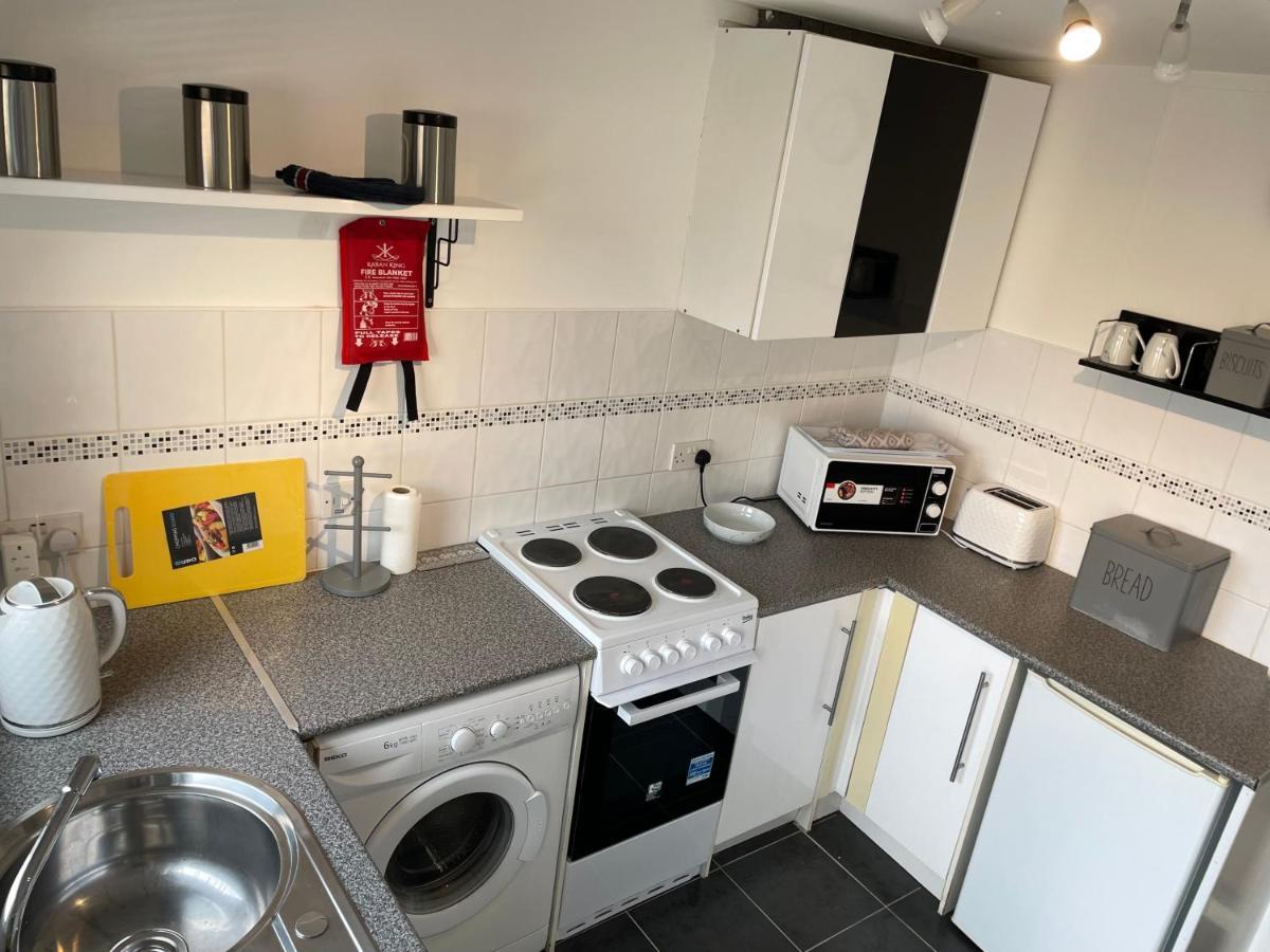1-Bedroom Semi-Detached Chalet In Uddingston, Glasgow Eksteriør billede