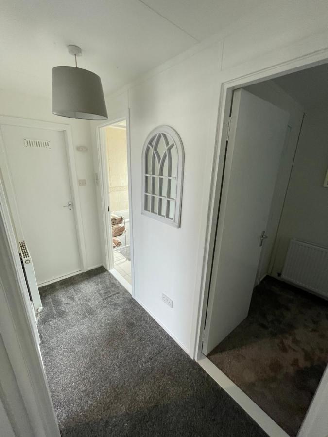 1-Bedroom Semi-Detached Chalet In Uddingston, Glasgow Eksteriør billede